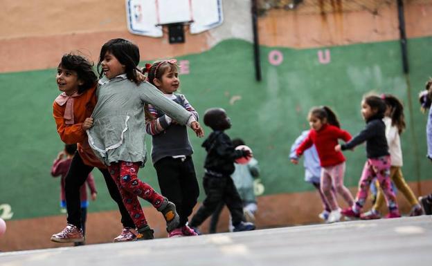 Niños juegan durante un rato libre en la Fundación San José Providente. 