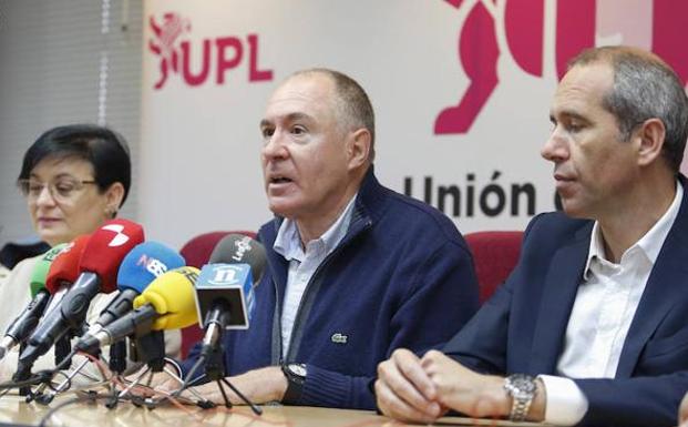 Sendino, en el centro junto a los dos concejales que entrarían en el Ayuntamiento de León. 