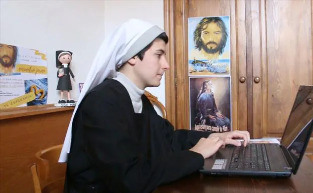 Galería. La hermana Marta a sus 23 años es la monja más joven del convento. 