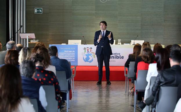 El consejero de Fomento y Medio Ambiente, Juan Carlos Suárez-Quiñones, participa en la entrega del sello ambiental 'Centro Educativo Sostenible' a 24 colegios de la comunidad. 