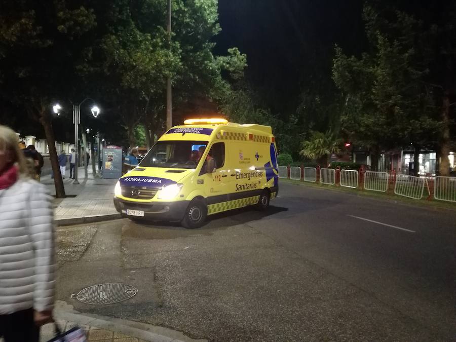 La ambulancia, con el herido en el interior, abandona la zona. 