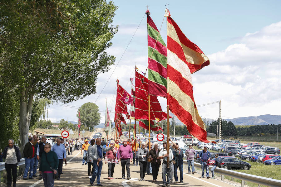 La virgen de Camposagrado (León) volvió hoy a procesionar, en una jornada de romería que combina la devoción religiosa con la exaltación de las costumbres y tradiciones de la provincia. La tradición secular sitúa el origen de la actual ermita y la talla que se venera en la época de la Reconquista y la Rogativa a la petición de agua para propiciar buenas cosechas y abundancia de pastos.