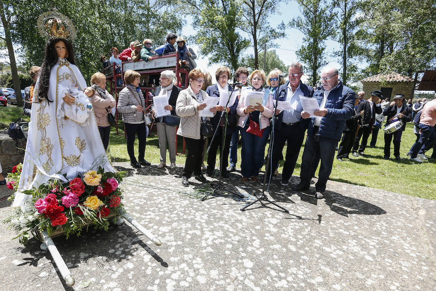 La virgen de Camposagrado (León) volvió hoy a procesionar, en una jornada de romería que combina la devoción religiosa con la exaltación de las costumbres y tradiciones de la provincia. La tradición secular sitúa el origen de la actual ermita y la talla que se venera en la época de la Reconquista y la Rogativa a la petición de agua para propiciar buenas cosechas y abundancia de pastos.