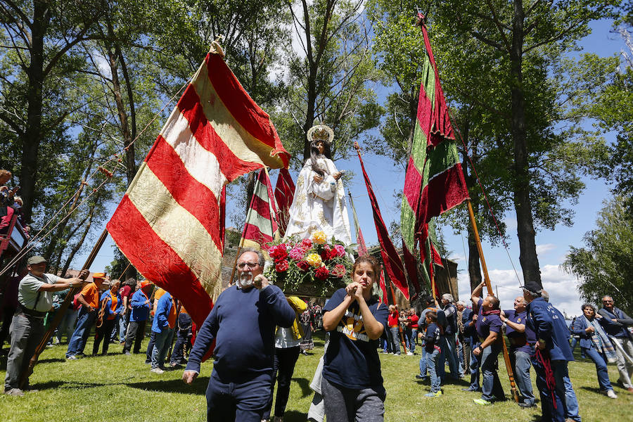 La virgen de Camposagrado (León) volvió hoy a procesionar, en una jornada de romería que combina la devoción religiosa con la exaltación de las costumbres y tradiciones de la provincia. La tradición secular sitúa el origen de la actual ermita y la talla que se venera en la época de la Reconquista y la Rogativa a la petición de agua para propiciar buenas cosechas y abundancia de pastos.