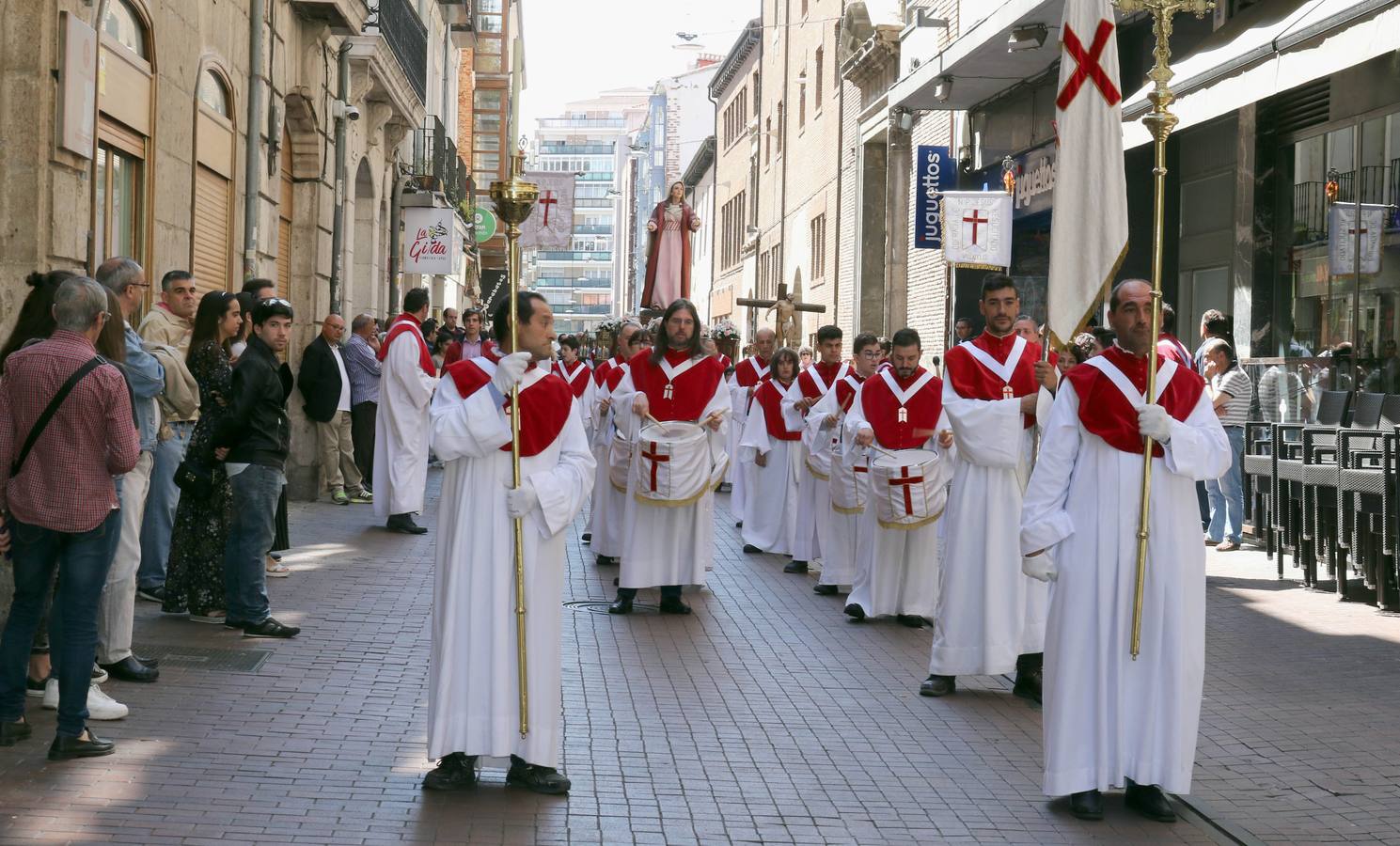 Procesión de María Santísima de la Alegría por las calles del centro de Valladolid a cargo de los cofrades de la hermandad titular, la de Nuestro Padre Jesús Resucitado desde el convento de Porta-Coeli.