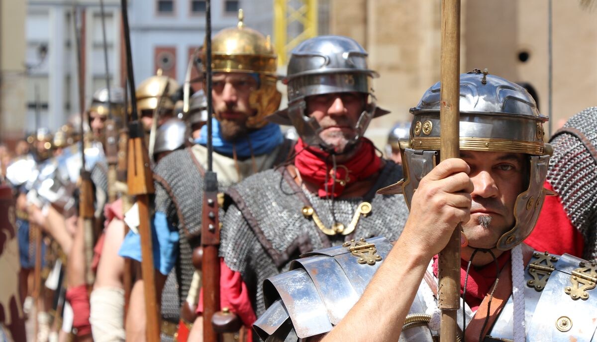 La ciudad conmemora su fundación, en época romana, con el Natalicio del Águila, cuando el emperador Galba dio su visto bueno para el nacimiento de la ciudad