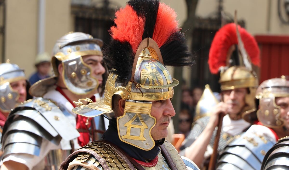 La ciudad conmemora su fundación, en época romana, con el Natalicio del Águila, cuando el emperador Galba dio su visto bueno para el nacimiento de la ciudad