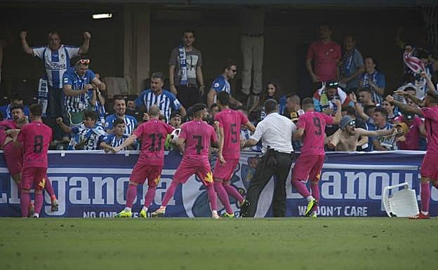 Galería. Los jugadores de la Ponferradina celebran uno de sus goles.