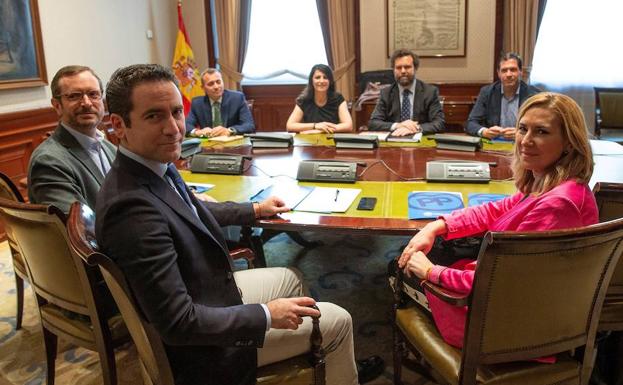 El secretario general del PP, Teodoro García Egea, el vicesecretario de Organización, Javier Maroto, y la presidenta del PP de la Comunidad de Navarra, Ana Beltrán, durante una reunión con los representantes de VOX Iván Espinosa de los Monteros y Pedro Fernández.