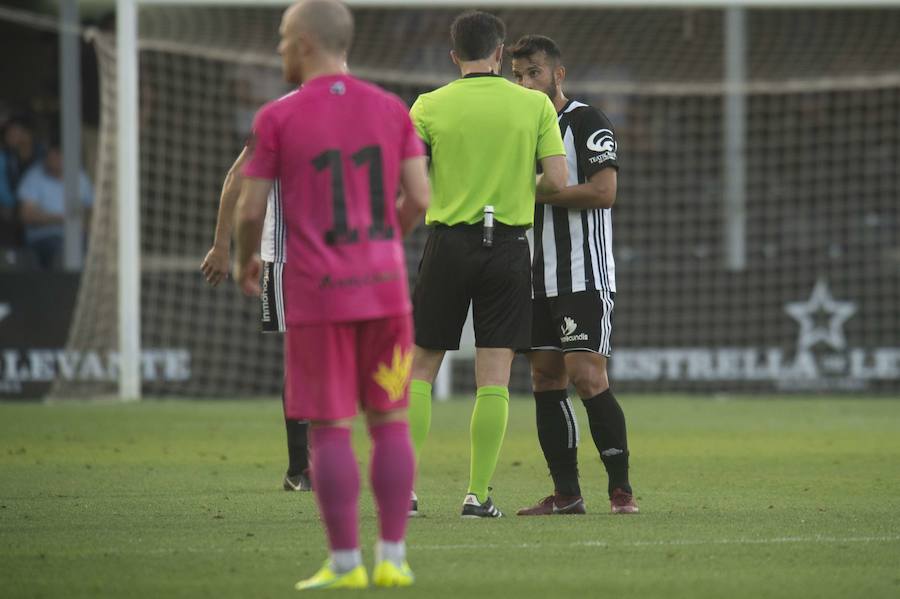 Imágenes del partido de ida de la segunda ronda de la fase de ascenso entre el FC Cartagena y la SD Ponferradina disputado en el estadio de Cartagonova, con resultado de 1-2 para la Ponferradina