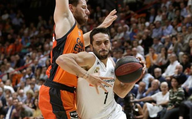 Campazzo, en una acción ante Van Rossom. 