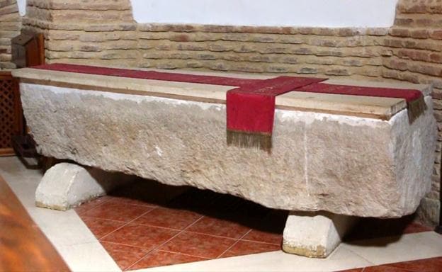 Galería. En el sepulcro de Alfonso VI también se hayaron restos de un adolescente y de un perro. 