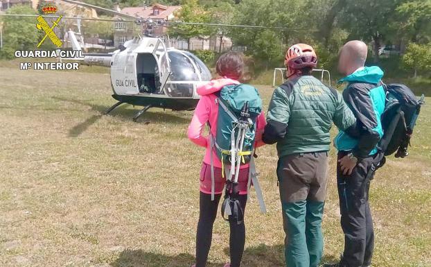 Los montañeros extraviados tras ser rescatados por la Guardia Civil.