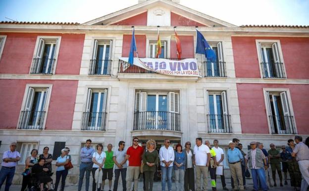 Minuto de silencio en el Ayuntamiento de Aranjuez. 