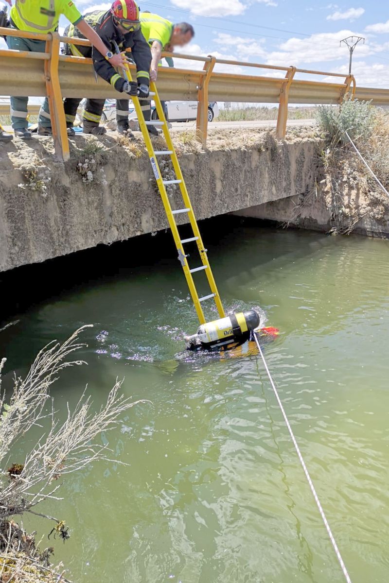 Buzos de Bomberos León, Guardia Civil y servicios de Emergencias Sacyl con un helicóptero medicalizado han acudido al lugar del suceso | Los servicios de Emergencias solo han podido certificar el fallecimiento