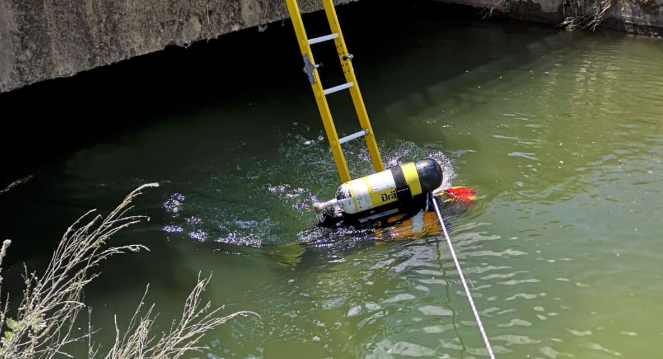 Buzos de Bomberos León, Guardia Civil y servicios de Emergencias Sacyl con un helicóptero medicalizado han acudido al lugar del suceso | Los servicios de Emergencias solo han podido certificar el fallecimiento