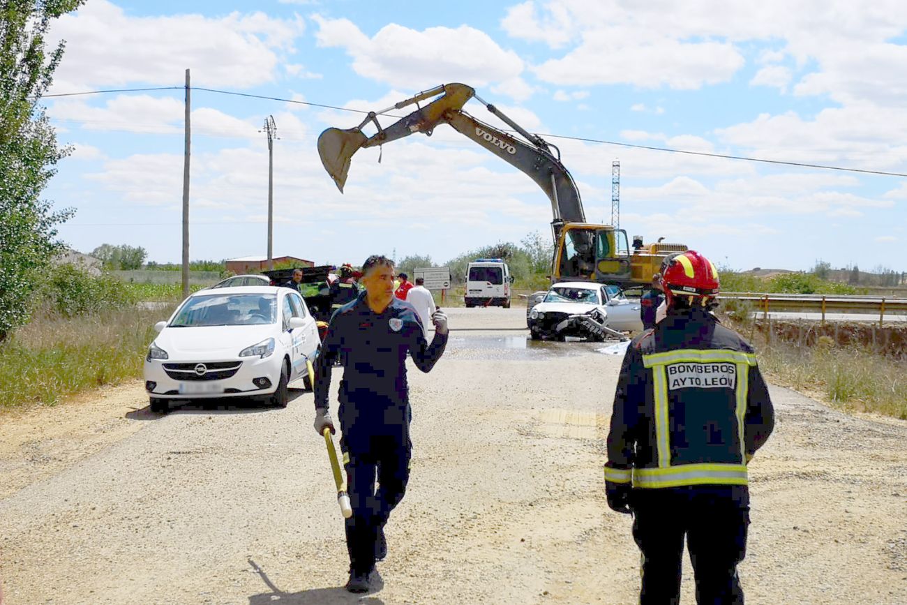 Buzos de Bomberos León, Guardia Civil y servicios de Emergencias Sacyl con un helicóptero medicalizado han acudido al lugar del suceso | Los servicios de Emergencias solo han podido certificar el fallecimiento