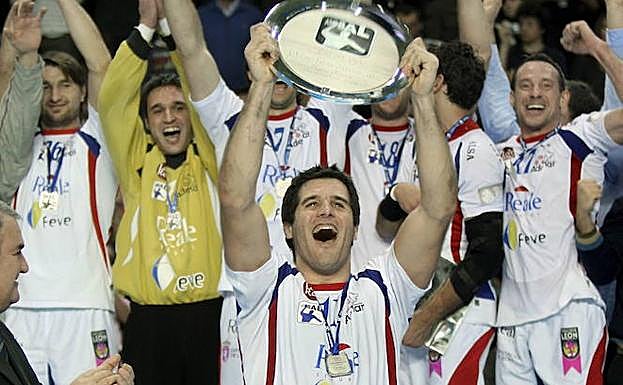Héctor Castresana, con la Copa Asobal de 2008.