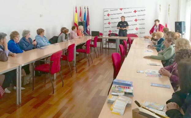 Un instante del taller impartido por efectivos de la Policía Nacional.