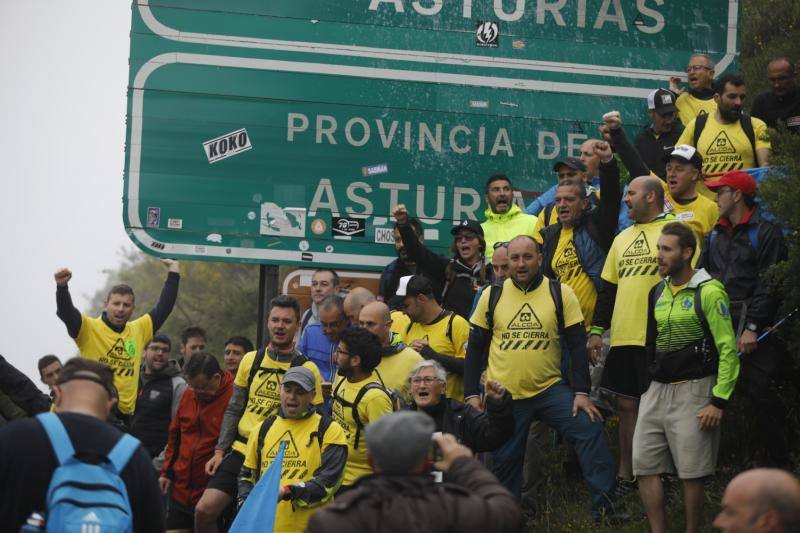 La plantilla de Alcoa marcha durante, este viernes, desde Mieres hasta el puerto de Pajares