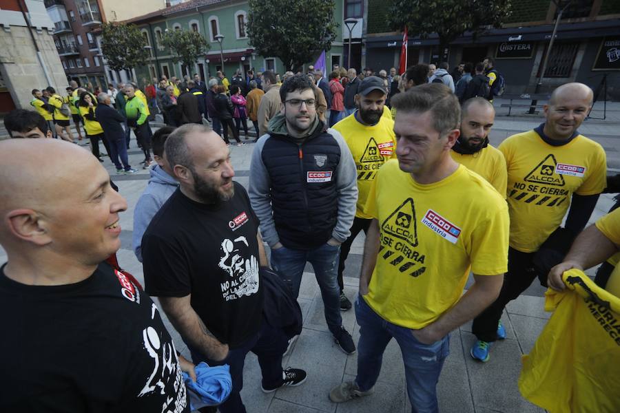 La plantilla de Alcoa marcha durante, este viernes, desde Mieres hasta el puerto de Pajares