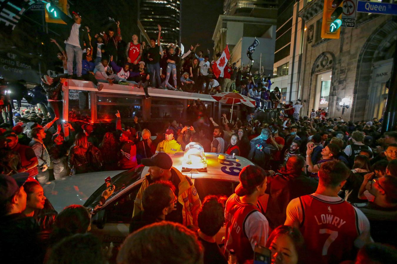 Aficionados de los Raptors celebran el triunfo en Toronto.