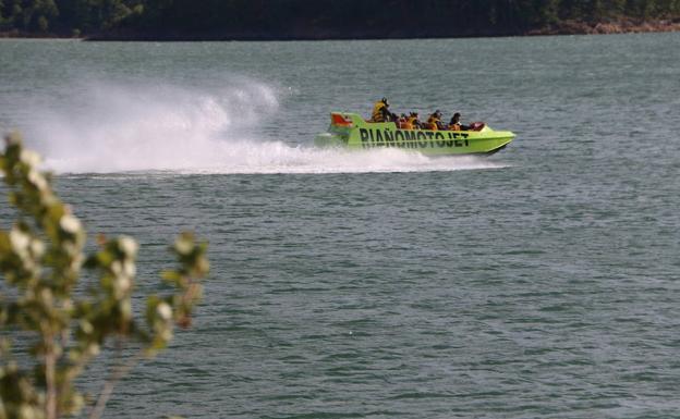 Galería. El JetBoat supera los 80 kilómetros por hora. 