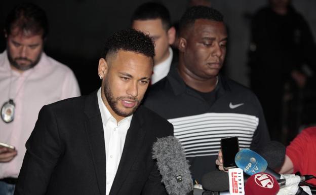 Neymar presta declaración sobre la acusación de violación en su contra.