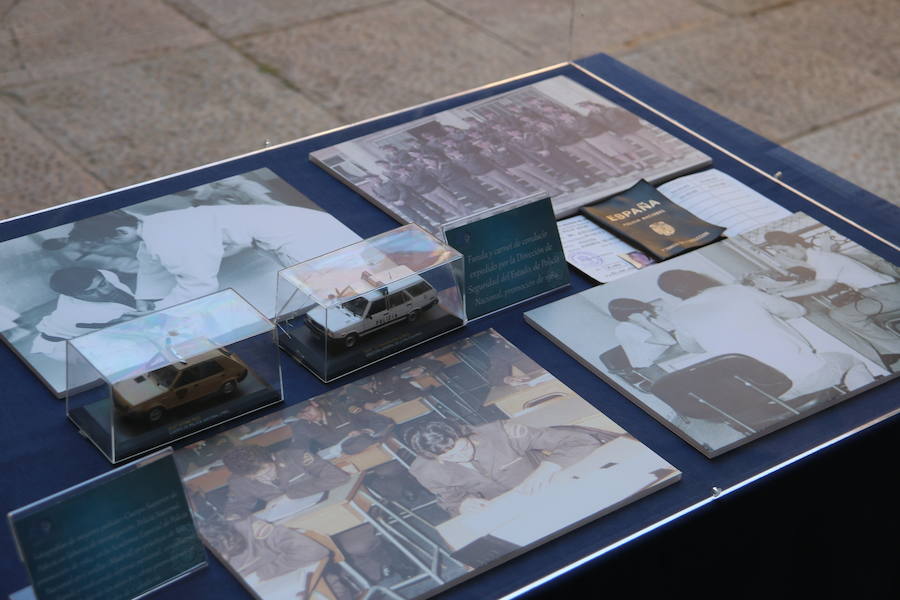 El Palacio de los Guzmanes, sede de la Diputación de León, acoge desde hoy, viernes 14 de junio, hasta el domingo 23 de junio, la exposición «40 aniversario de la mujer en la Policía Nacional», un homenaje a todas la mujeres que han sido, son y serán Policías Nacionales, con un especial recuerdo para dos agentes leonesas Silvia Nogaledo García y Aurora Rodríguez García, que perdieron la vida en su periodo de prácticas en Barcelona el 5 de octubre de 2004.