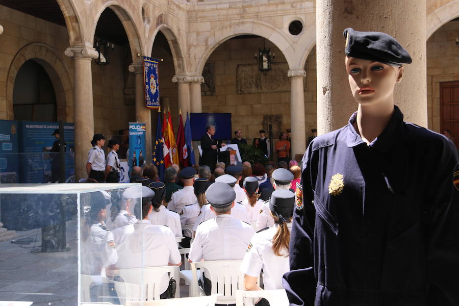 El Palacio de los Guzmanes, sede de la Diputación de León, acoge desde hoy, viernes 14 de junio, hasta el domingo 23 de junio, la exposición «40 aniversario de la mujer en la Policía Nacional», un homenaje a todas la mujeres que han sido, son y serán Policías Nacionales, con un especial recuerdo para dos agentes leonesas Silvia Nogaledo García y Aurora Rodríguez García, que perdieron la vida en su periodo de prácticas en Barcelona el 5 de octubre de 2004.
