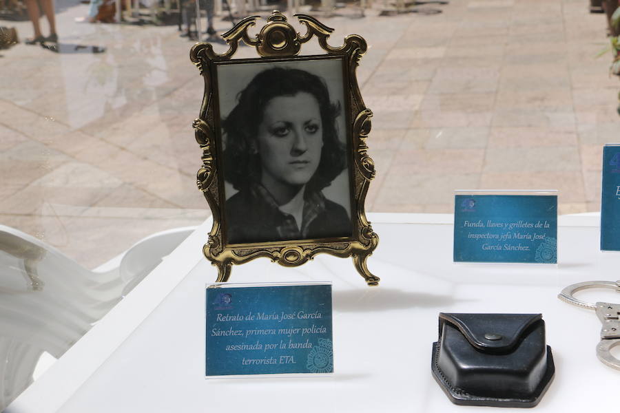 El Palacio de los Guzmanes, sede de la Diputación de León, acoge desde hoy, viernes 14 de junio, hasta el domingo 23 de junio, la exposición «40 aniversario de la mujer en la Policía Nacional», un homenaje a todas la mujeres que han sido, son y serán Policías Nacionales, con un especial recuerdo para dos agentes leonesas Silvia Nogaledo García y Aurora Rodríguez García, que perdieron la vida en su periodo de prácticas en Barcelona el 5 de octubre de 2004.