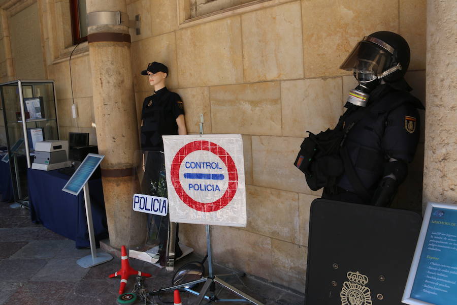 El Palacio de los Guzmanes, sede de la Diputación de León, acoge desde hoy, viernes 14 de junio, hasta el domingo 23 de junio, la exposición «40 aniversario de la mujer en la Policía Nacional», un homenaje a todas la mujeres que han sido, son y serán Policías Nacionales, con un especial recuerdo para dos agentes leonesas Silvia Nogaledo García y Aurora Rodríguez García, que perdieron la vida en su periodo de prácticas en Barcelona el 5 de octubre de 2004.