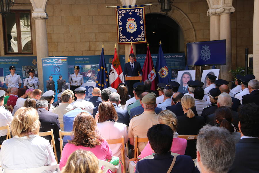 El Palacio de los Guzmanes, sede de la Diputación de León, acoge desde hoy, viernes 14 de junio, hasta el domingo 23 de junio, la exposición «40 aniversario de la mujer en la Policía Nacional», un homenaje a todas la mujeres que han sido, son y serán Policías Nacionales, con un especial recuerdo para dos agentes leonesas Silvia Nogaledo García y Aurora Rodríguez García, que perdieron la vida en su periodo de prácticas en Barcelona el 5 de octubre de 2004.