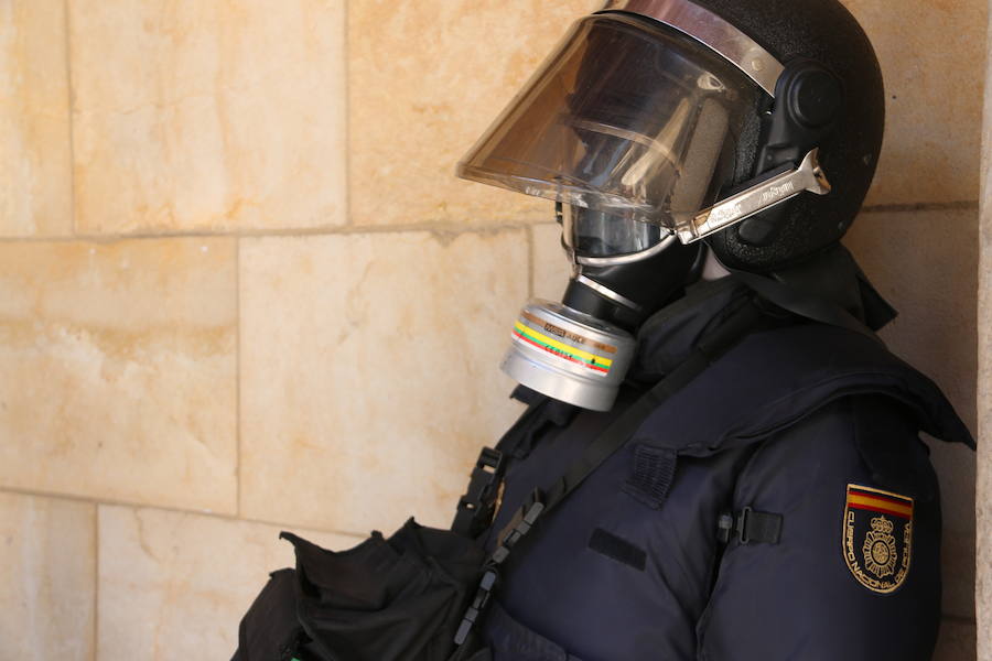 El Palacio de los Guzmanes, sede de la Diputación de León, acoge desde hoy, viernes 14 de junio, hasta el domingo 23 de junio, la exposición «40 aniversario de la mujer en la Policía Nacional», un homenaje a todas la mujeres que han sido, son y serán Policías Nacionales, con un especial recuerdo para dos agentes leonesas Silvia Nogaledo García y Aurora Rodríguez García, que perdieron la vida en su periodo de prácticas en Barcelona el 5 de octubre de 2004.