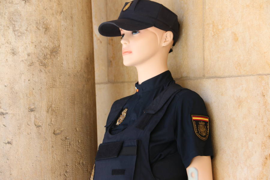 El Palacio de los Guzmanes, sede de la Diputación de León, acoge desde hoy, viernes 14 de junio, hasta el domingo 23 de junio, la exposición «40 aniversario de la mujer en la Policía Nacional», un homenaje a todas la mujeres que han sido, son y serán Policías Nacionales, con un especial recuerdo para dos agentes leonesas Silvia Nogaledo García y Aurora Rodríguez García, que perdieron la vida en su periodo de prácticas en Barcelona el 5 de octubre de 2004.