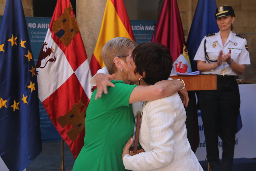 El Palacio de los Guzmanes, sede de la Diputación de León, acoge desde hoy, viernes 14 de junio, hasta el domingo 23 de junio, la exposición «40 aniversario de la mujer en la Policía Nacional», un homenaje a todas la mujeres que han sido, son y serán Policías Nacionales, con un especial recuerdo para dos agentes leonesas Silvia Nogaledo García y Aurora Rodríguez García, que perdieron la vida en su periodo de prácticas en Barcelona el 5 de octubre de 2004.