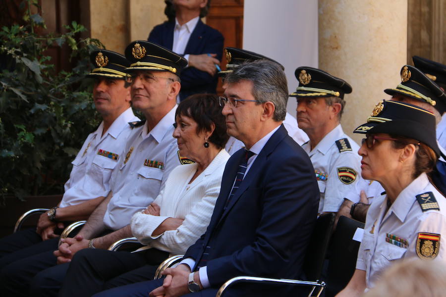 El Palacio de los Guzmanes, sede de la Diputación de León, acoge desde hoy, viernes 14 de junio, hasta el domingo 23 de junio, la exposición «40 aniversario de la mujer en la Policía Nacional», un homenaje a todas la mujeres que han sido, son y serán Policías Nacionales, con un especial recuerdo para dos agentes leonesas Silvia Nogaledo García y Aurora Rodríguez García, que perdieron la vida en su periodo de prácticas en Barcelona el 5 de octubre de 2004.