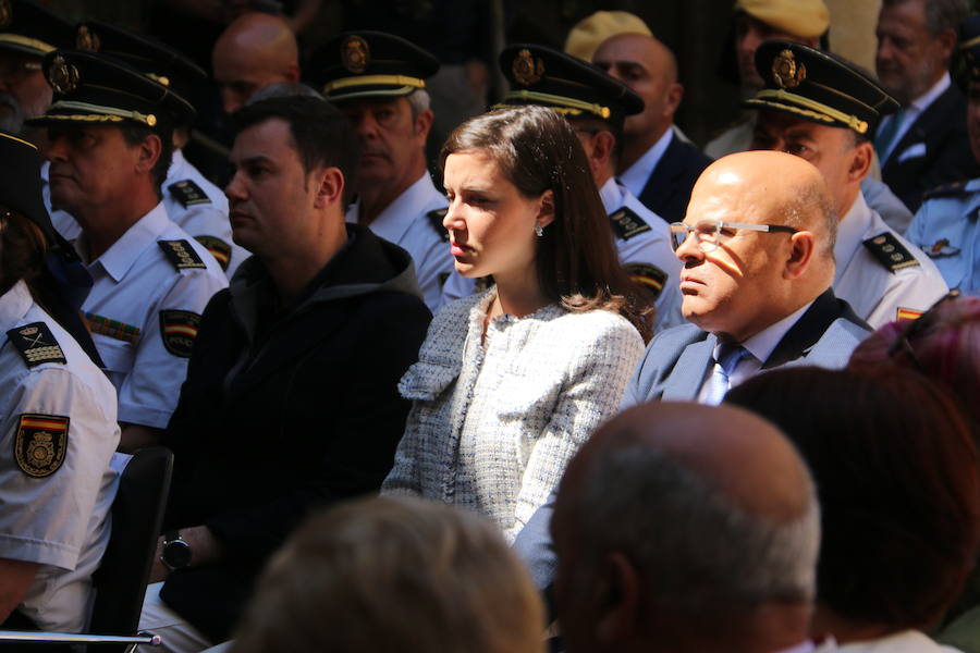 El Palacio de los Guzmanes, sede de la Diputación de León, acoge desde hoy, viernes 14 de junio, hasta el domingo 23 de junio, la exposición «40 aniversario de la mujer en la Policía Nacional», un homenaje a todas la mujeres que han sido, son y serán Policías Nacionales, con un especial recuerdo para dos agentes leonesas Silvia Nogaledo García y Aurora Rodríguez García, que perdieron la vida en su periodo de prácticas en Barcelona el 5 de octubre de 2004.