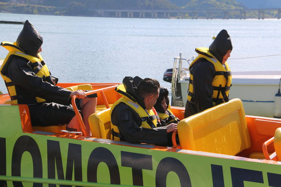 Llega a Riaño el 'JetBoat', una embarcación que alcanza velocidades de más de 80 kilómetros por hora, con giros de 360 grados para ofrecer una experiencia que conjuga turismo con diversión y adrenalina y que es pionera en el Norte de España