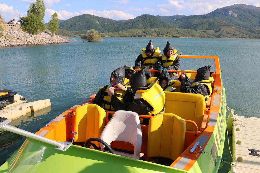 Llega a Riaño el 'JetBoat', una embarcación que alcanza velocidades de más de 80 kilómetros por hora, con giros de 360 grados para ofrecer una experiencia que conjuga turismo con diversión y adrenalina y que es pionera en el Norte de España