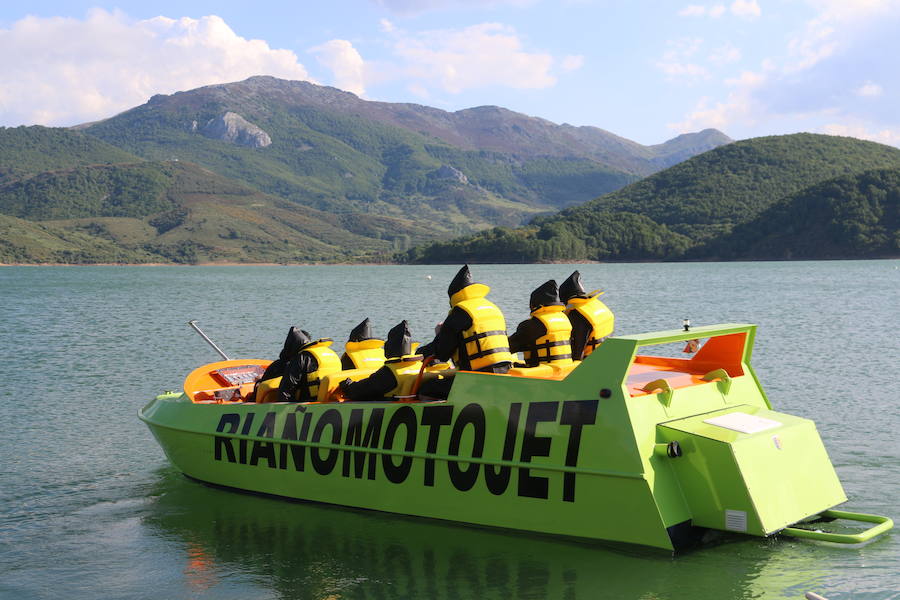 Llega a Riaño el 'JetBoat', una embarcación que alcanza velocidades de más de 80 kilómetros por hora, con giros de 360 grados para ofrecer una experiencia que conjuga turismo con diversión y adrenalina y que es pionera en el Norte de España