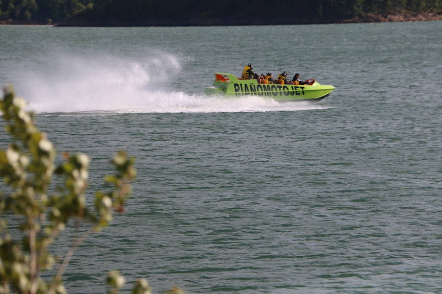 Llega a Riaño el 'JetBoat', una embarcación que alcanza velocidades de más de 80 kilómetros por hora, con giros de 360 grados para ofrecer una experiencia que conjuga turismo con diversión y adrenalina y que es pionera en el Norte de España