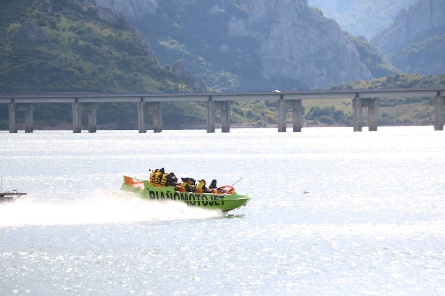 Llega a Riaño el 'JetBoat', una embarcación que alcanza velocidades de más de 80 kilómetros por hora, con giros de 360 grados para ofrecer una experiencia que conjuga turismo con diversión y adrenalina y que es pionera en el Norte de España