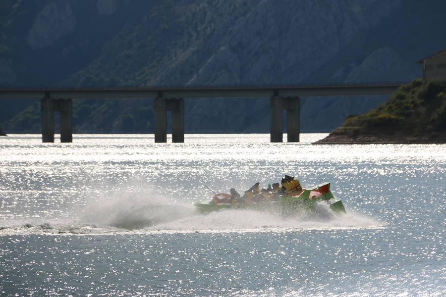 Llega a Riaño el 'JetBoat', una embarcación que alcanza velocidades de más de 80 kilómetros por hora, con giros de 360 grados para ofrecer una experiencia que conjuga turismo con diversión y adrenalina y que es pionera en el Norte de España