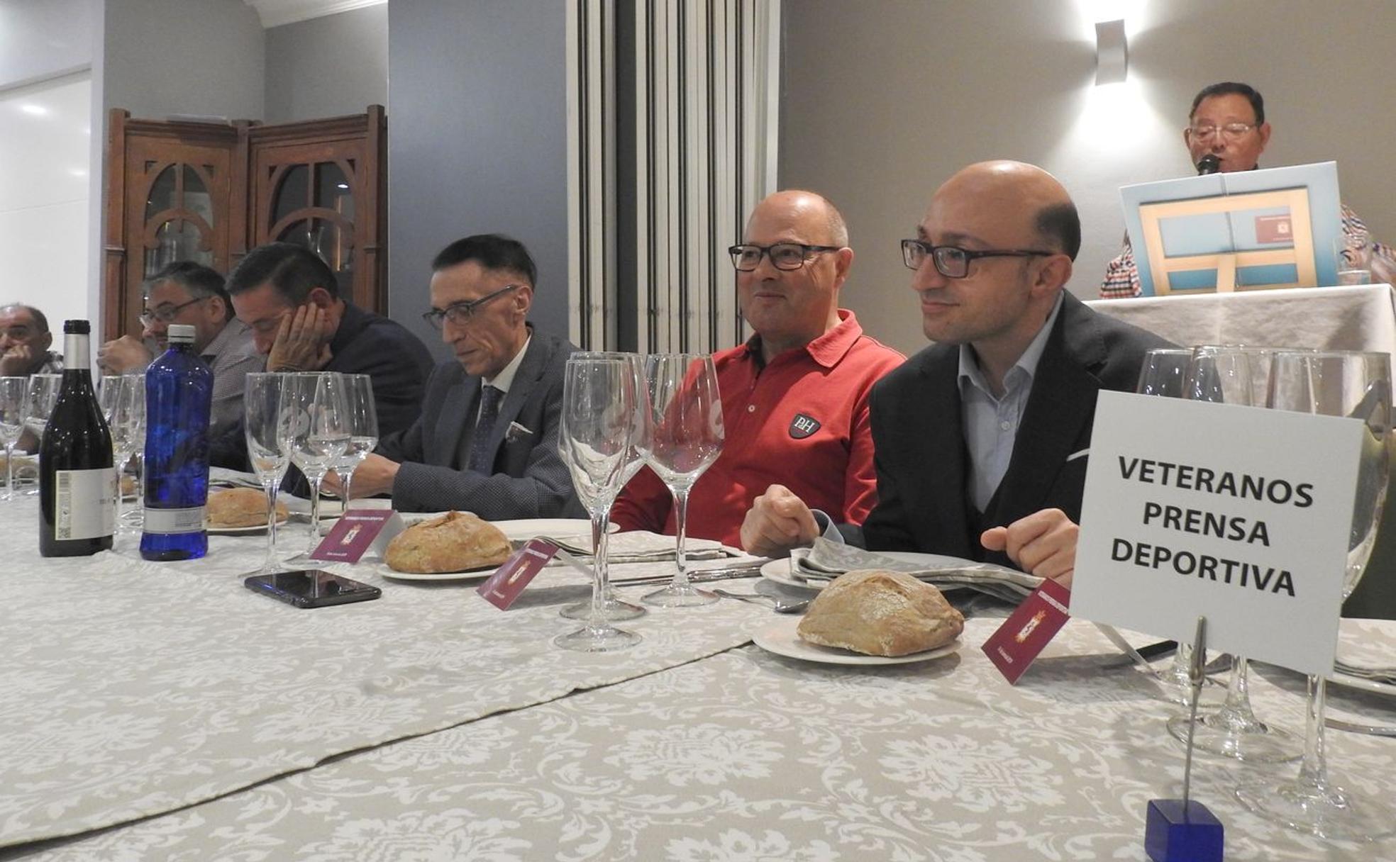 Mesa presidencial durante el encuentro organizado por los 'Veteranos de la prensa deportiva de León.