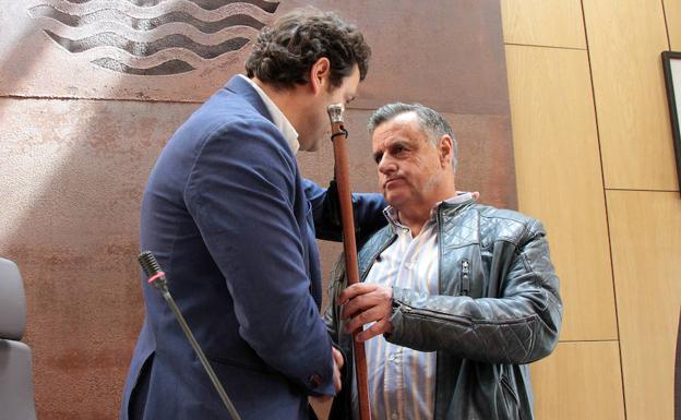 El nuevo alcalde de Villaquilambre, Manuel García, toma posesión de la mano de Lázaro García Bayón.