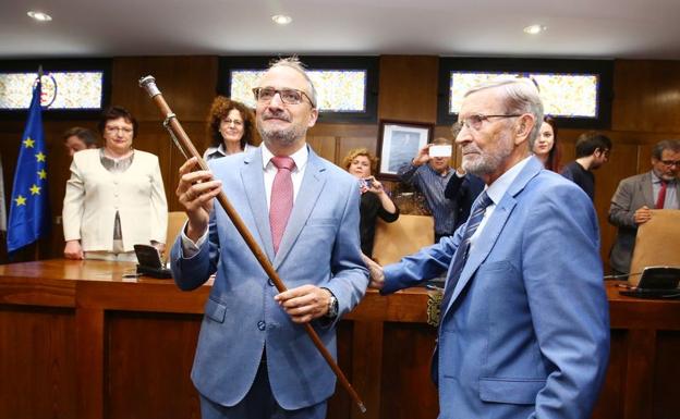 Olegario Ramón, en el momento de recibir el bastón de mando.