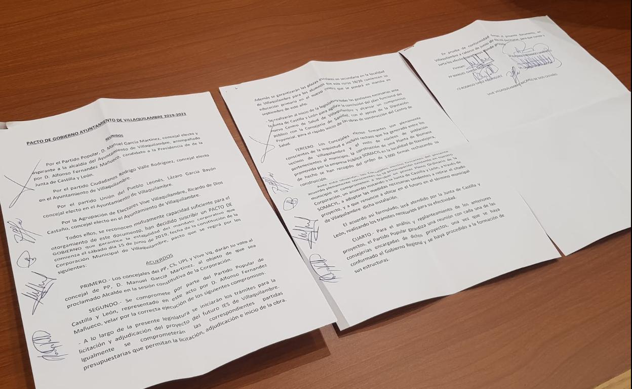 Los documentos del pacto PP-UPL-Cs-Vive sobre la mesa del Ayuntamiento de Villaquilambre.