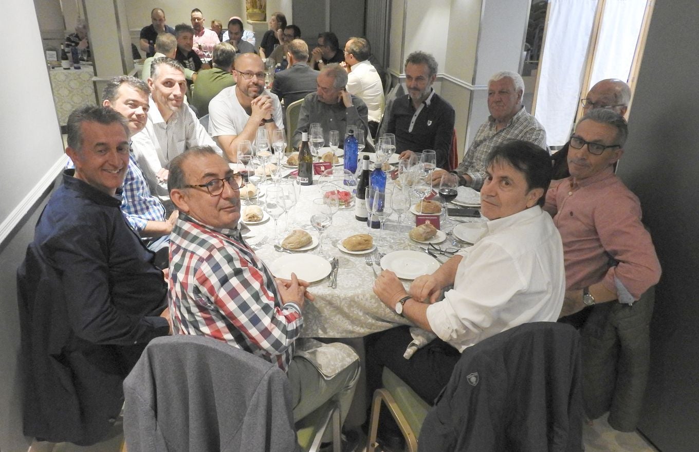 Más de 120 personas acuden a la convocatoria de los 'Veteranos de la prensa deportiva de León' en un encuentro marcado por el homenaje a la mujer y la presencia del actor Jesús Vidal, Goya al mejor actor revelación