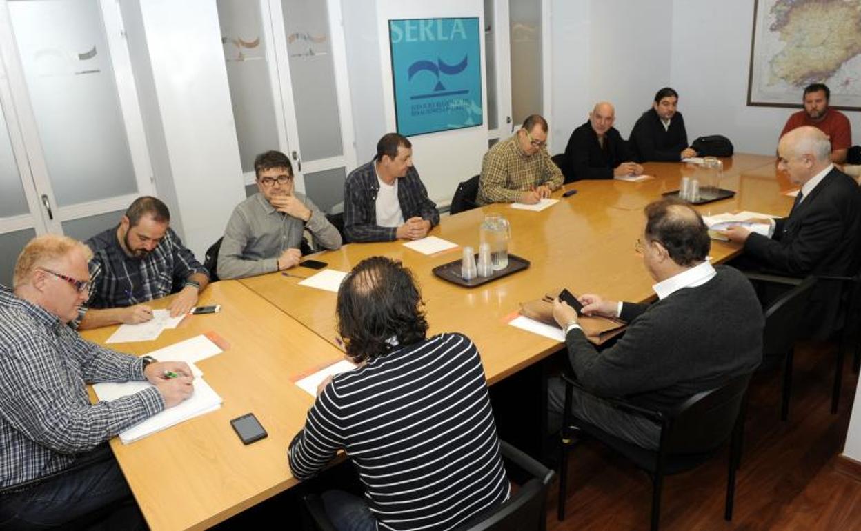 Reunión de los sindicatos de Auvasa y la dirección de la empresa en el Serla. 